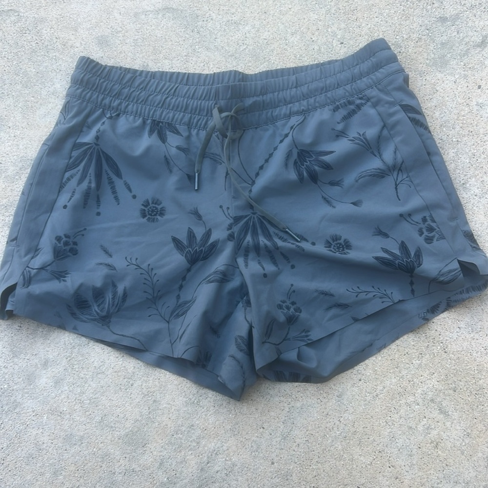 ATHLETA Baja Grey/Black Floral Print Running Workout Shorts Women's Size 8